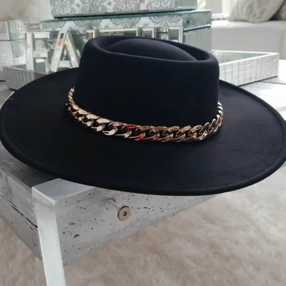 WIde BRIM FASHION HAT W/ CHAIN ACCENT